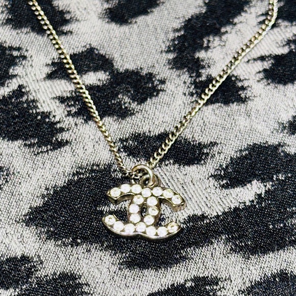 Chanel: Rhinestone CC Pendant Reversible Silver Necklace - Picture 8 of 12